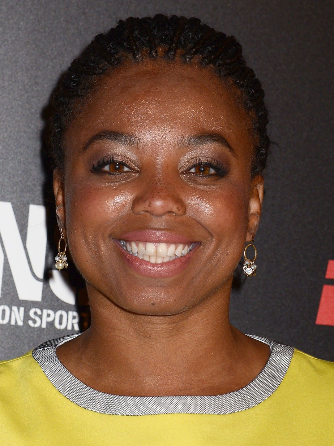 How tall is Jemele Hill?